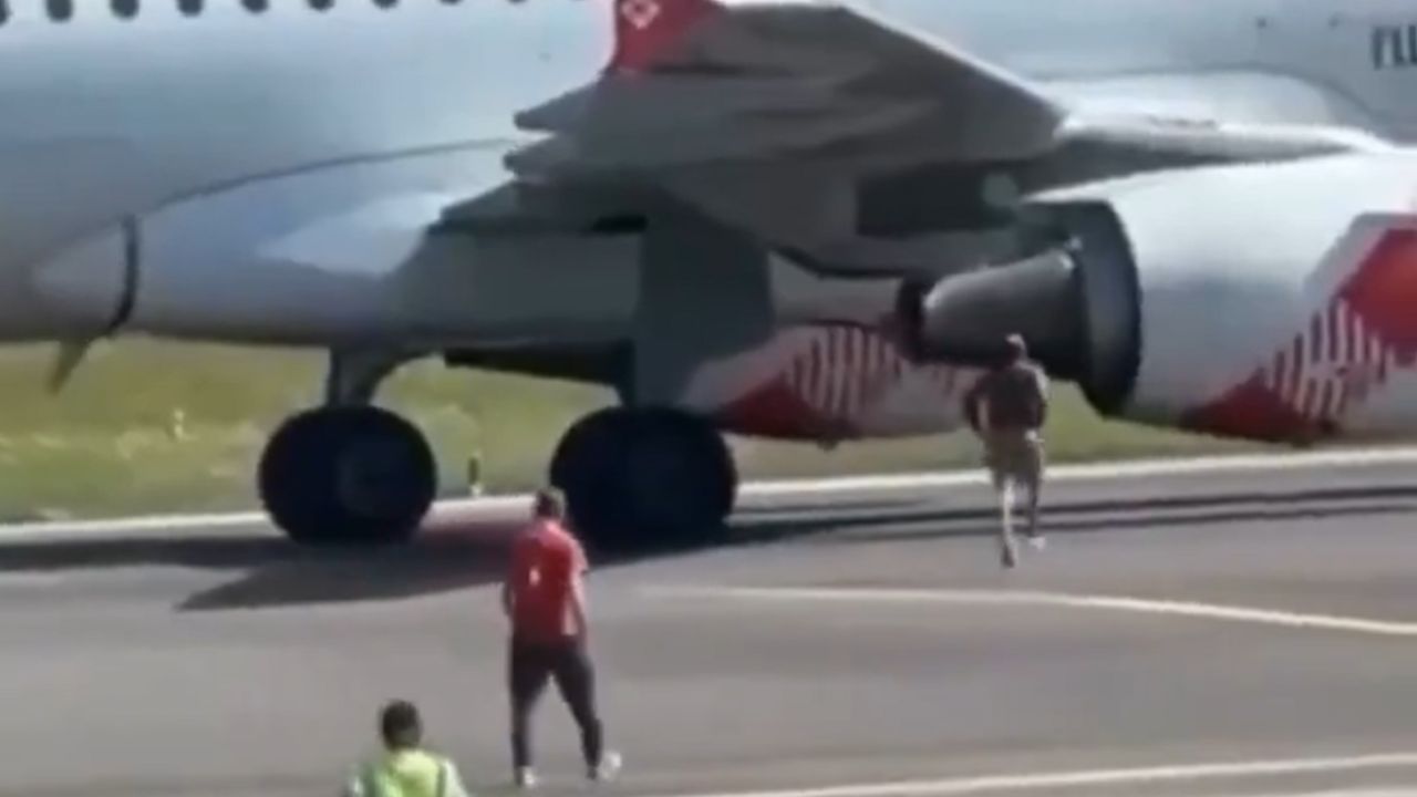 VIDEO: Captan como hombre murió succionado por motor de avión; tragedia en aeropuerto de Italia