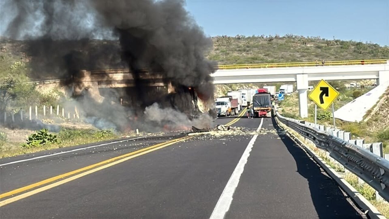 Tráiler arde en llamas tras choque frontal en la autopista Tehuacán-Oaxaca HOY 27 de abril de 2026