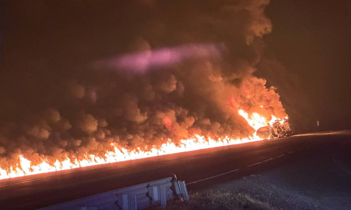 Remolque con combustible se incendia en la autopista Totomoxtle - Tihuatlán