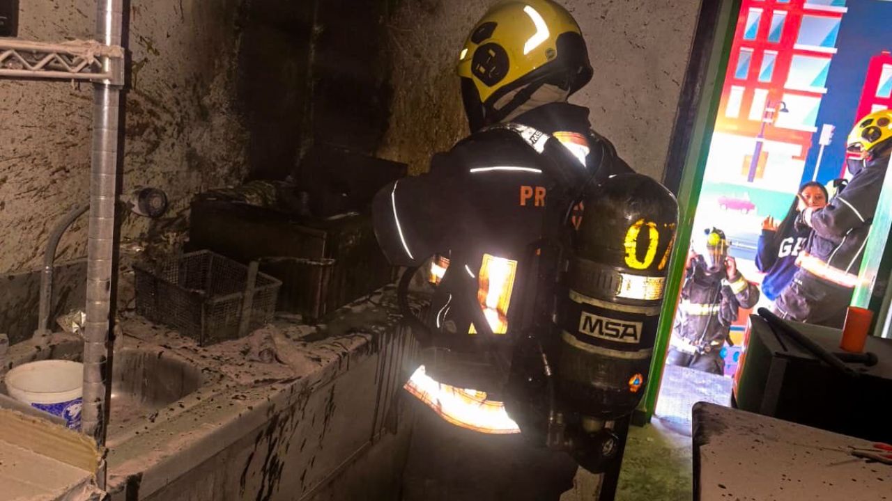 FOTOS: Incendio en negocio de comida deja una persona lesionada en Xilotzingo HOY martes
