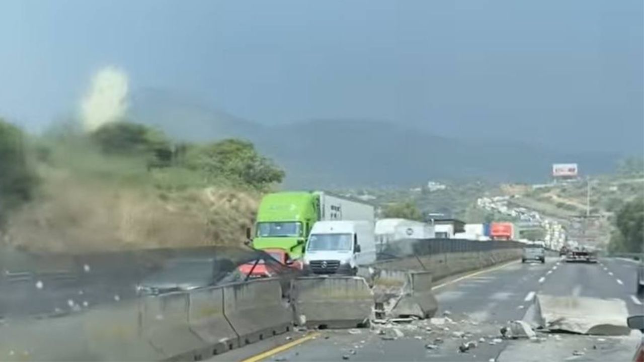 Fuerte CHOQUE provoca CIERRE en la autopista Arco Norte HOY viernes