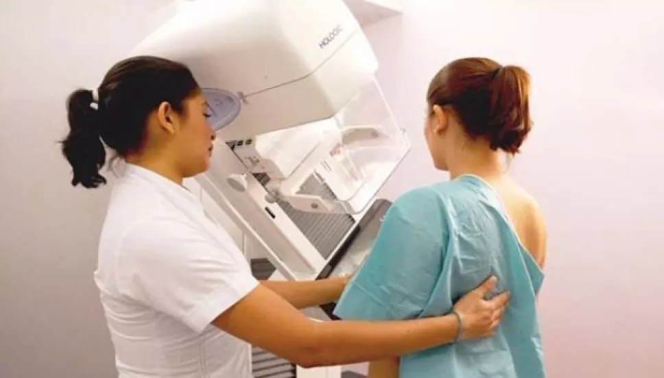 Una mujer acude a realizarse su exploración clínica en el IMSS