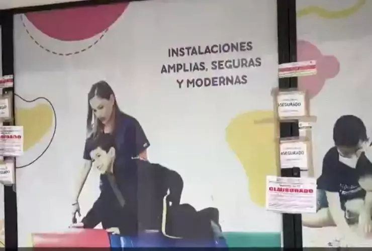 Niños eran obligados a meterse a sus mochilas como método de castigo