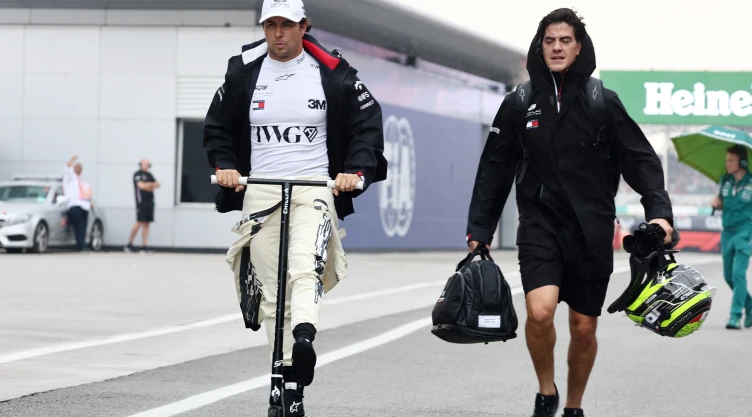 Checo Pérez en un monopatín durante el GP de Singapur 2026.