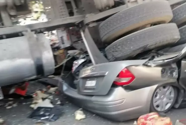 Trailer cae de un puente en Tlalnepantla-Cuautitlan