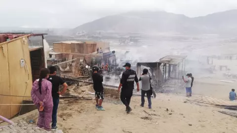Incendio en asentamiento de Perú