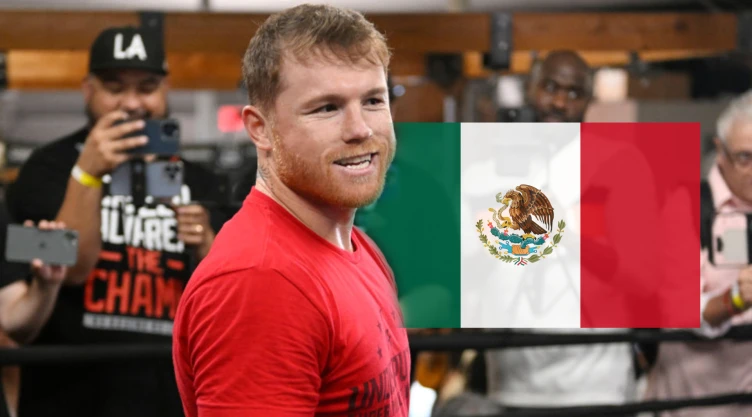 Canelo Álvarez en su gimnasio con reporteros