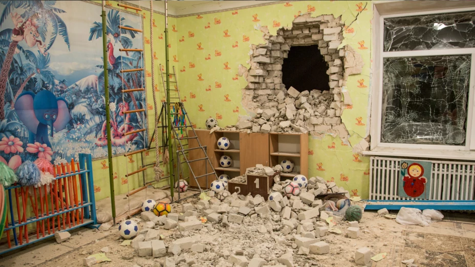 Daños a un jardín de niños en asentamiento de Stanytsia Luhanska, Ucrania