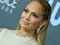 JLo con aretes de oro..jpg