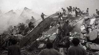 A 40 años del terremoto de 1985: El desgarrador testimonio de un piloto que vio la tragedia en México. En la imagen se observa cómo la gente realiza un rescate de cuerpos durante la tragedia que golpeó a la CDMX por el violento sismo de 8.1 grados a las 07:19 am.