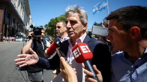 Devalúan peso en Argentina en más del 50 por ciento