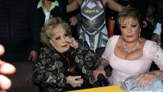 Silvia Pinal silla de ruedas.jpg