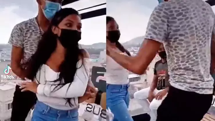 Pareja le saca brillo al piso de una cabina del Cablebús CDMX