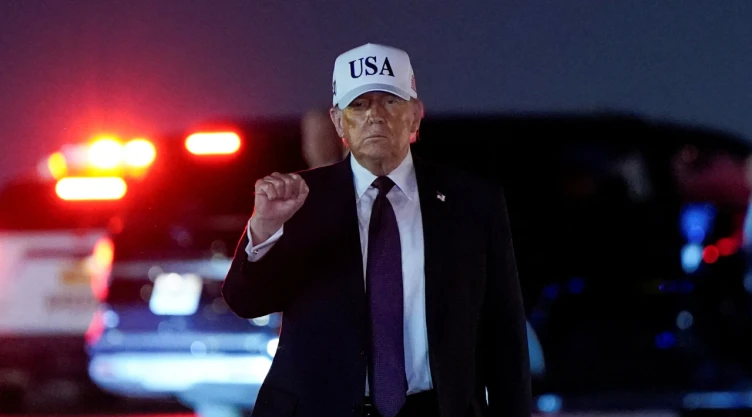 El presidente de Estados Unidos, Donald Trump, levanta el puño tras desembarcar del Air Force One en el Aeropuerto Internacional de Palm Beach en West Palm Beach, Florida, EE. UU., el 27 de febrero de 2026.