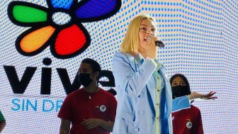 Gaby con micrófono.jpg