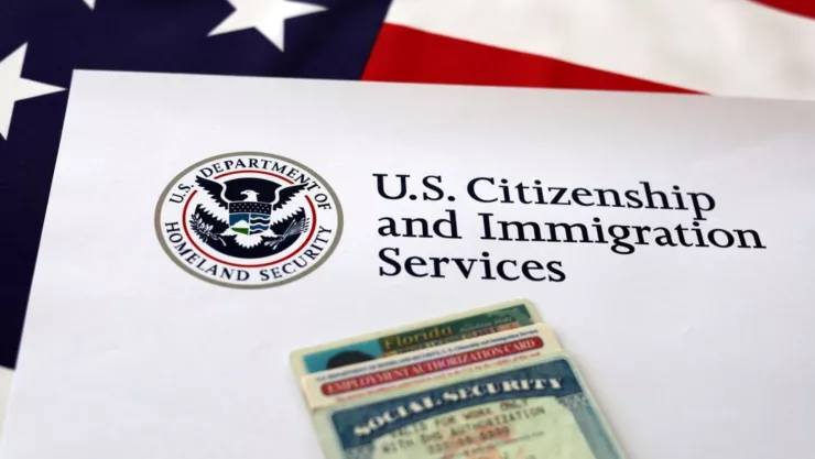 Un sobre del USCIS con documentos de ciudadanía.