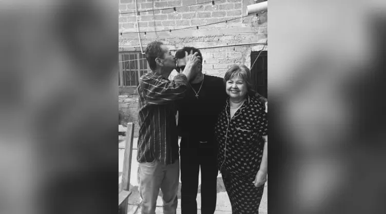Christian Nodal comparte EMOTIVA fotografía a lado de sus abuelos en medio de la polémica con su papá.jpeg