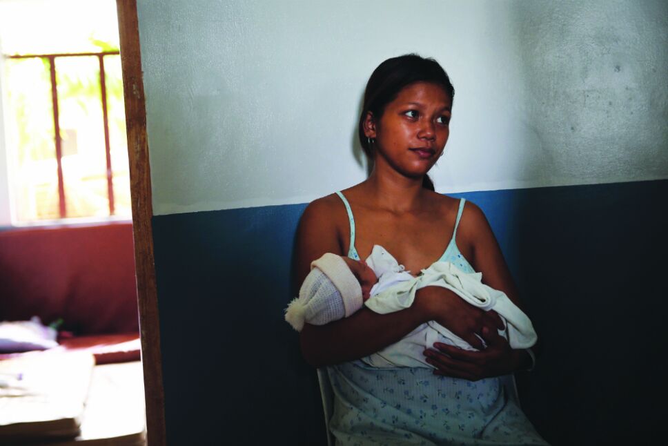 Foto: Getty Images / Mamá joven cargando a su bebé