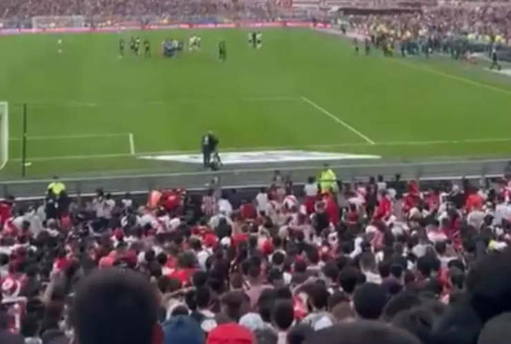 VIDEO Hincha del River Plate cae de las tribunas y muere