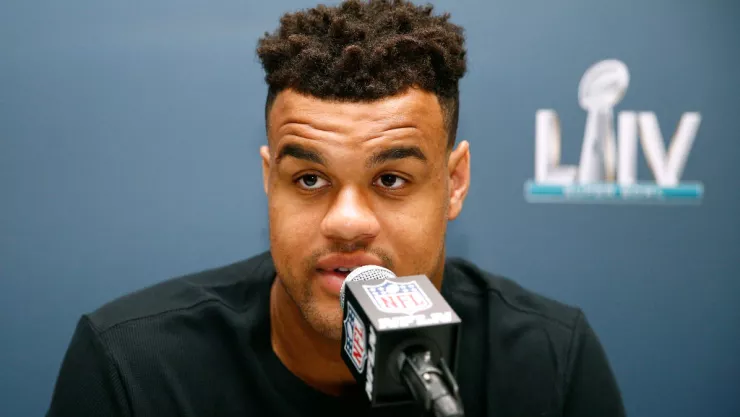 Arik Armstead en conferencia de prensa durante el Super Bowl 2020