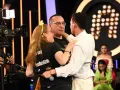 Mario Girón recibió una emotiva sorpresa en el escenario cuando sus padres subieron para celebrar su próximo cumpleaños. Con sonrisas y abrazos, le expresaron su orgullo y amor, llenando el ambiente de calidez y emoción.