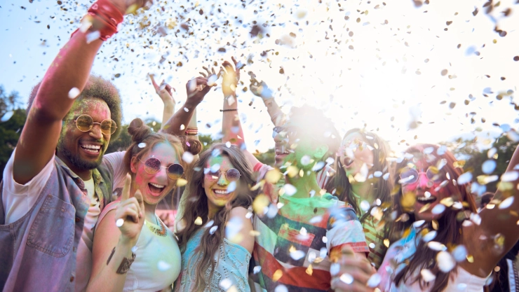 Personas disfrutan de un festival de música