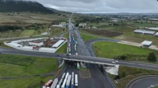 Colapso de la autopista México-Tuxpan genera caos por 36 horas de espera por intensas lluvias