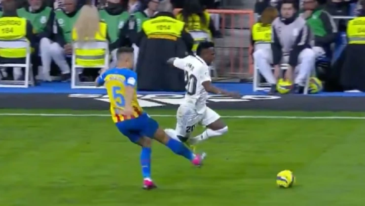 patada de Paulista a Vinicius en el Bernabéu