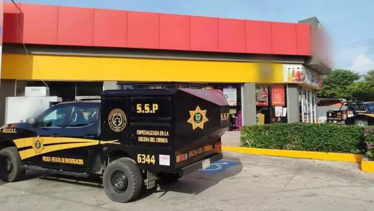 Detienen a pareja tras asalto con arma de fuego en tienda de conveniencia de Caucel.