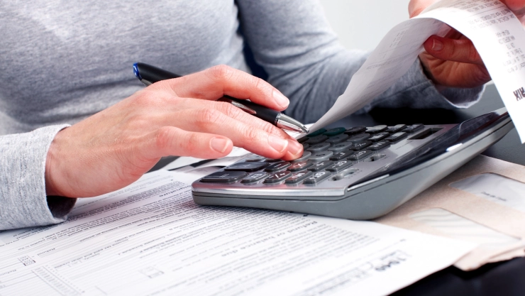 Una persona haciendo cálculos.