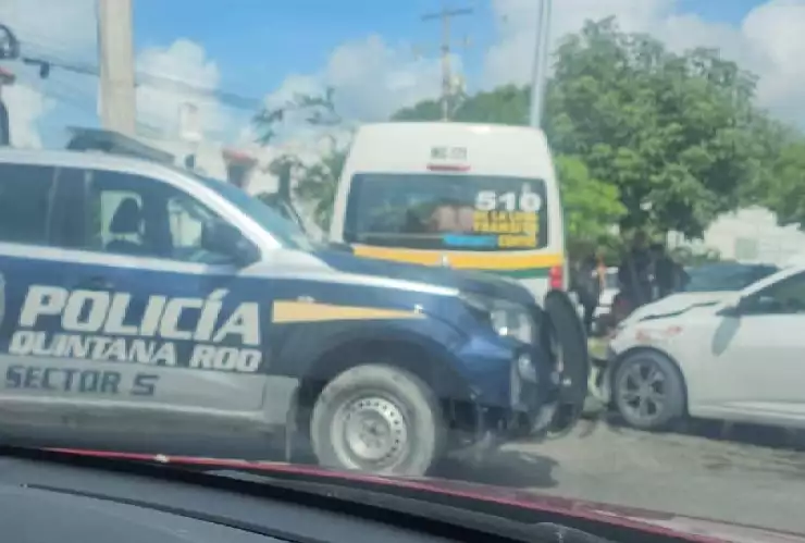 Tráfico en Cancún HOY_ Reporta choque en avenida La Luna entre combi y auto particular; video.jpg