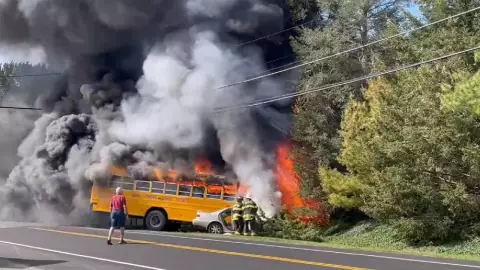 VIDEO: Auto se impactó contra autobús escolar con 22 estudiantes a bordo