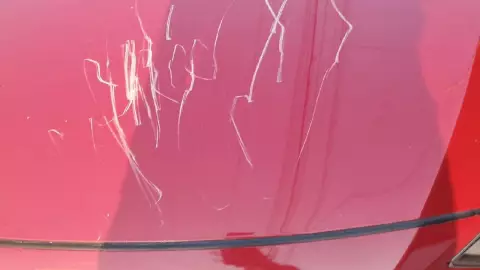 Hombre vandaliza auto de mujer por estacionarse fuera de su casa