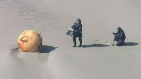 Encuentran misteriosa bola gigante en playa de Japón