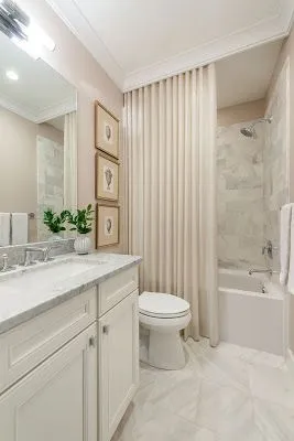 4 opciones para reemplazar el tubo de la cortina del baño por soluciones más minimalistas y elegantes