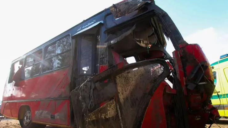 Autobús cae a canal y mueren 19 personas