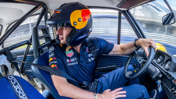 Max Verstappen en carrera de reversa