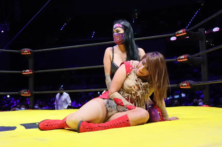 Kenny Omega vs Faby Apache Triplemania