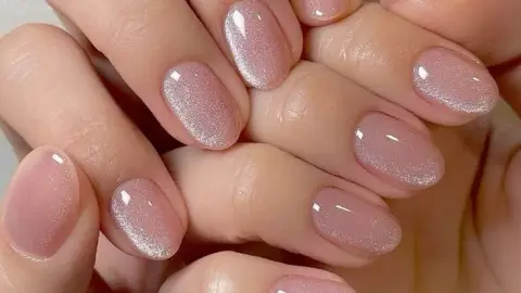 Uñas holográficas ojo de gato en tono nude