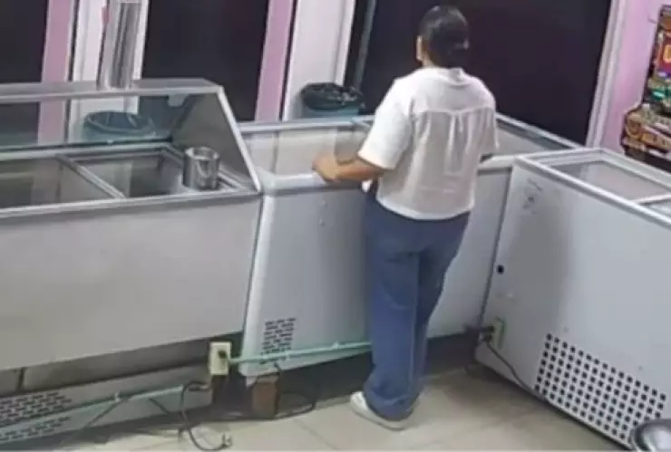 rabajadora de una paletería atiende a un cliente que resultó ser un fantasma