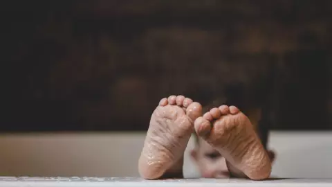 Papá olvida a su bebé en el auto y muere por golpe de calor