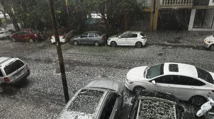 Lluvia en la CDMX presenta caída de granizo.