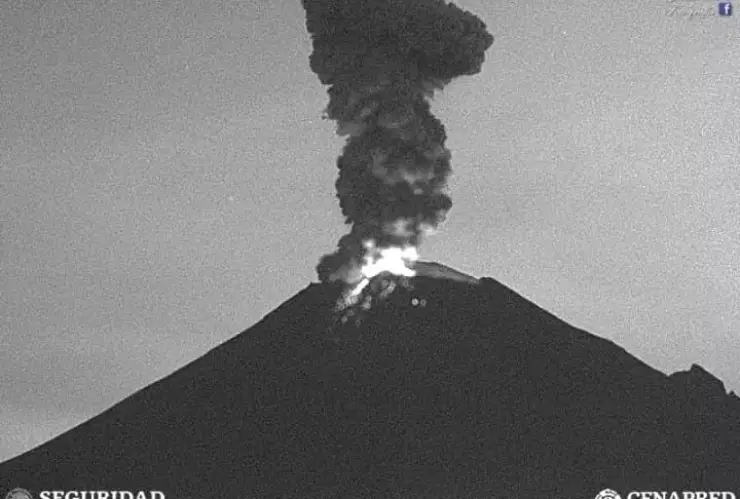 Popocatépetl emite explosión con material incandescente