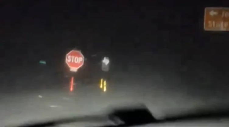 Dos mujeres estadounidenses que hablan a la cámara desde Texas