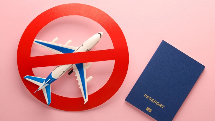 Símbolo de prohibido volar junto a pasaporte