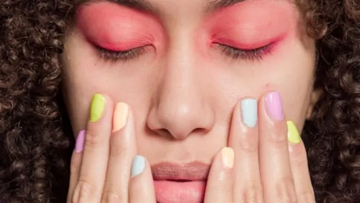 Estos son los colores pastel que más favorecen a las pieles morenas