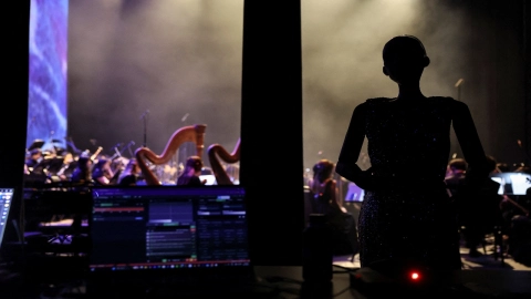 ¿Arte humano o artificial? Robot Sophia emociona al cantar junto a músicos en vivo