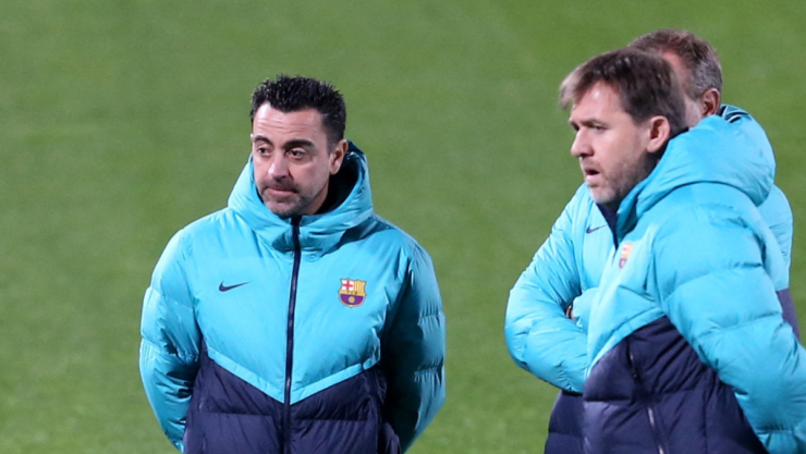 Xavi Hernández con su cuerpo técnico del Barcelona