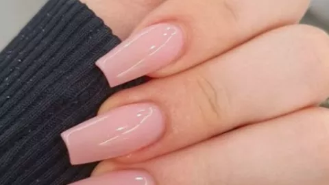 Nude lechoso (milky nails)