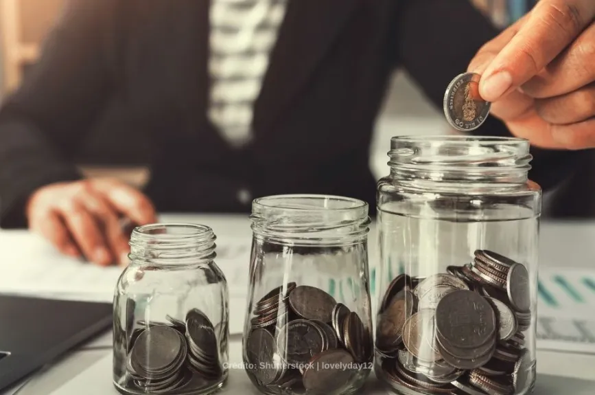 Dinero monedas traje hombre.jpg